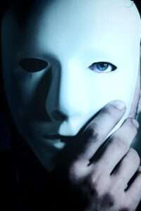 Er macht aus seinem Leben ein Geheimnis. Das Bild zeigt ein durch eine Maske verdecktes Gesicht