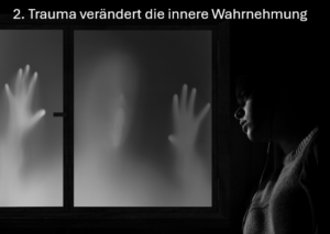 Ein Trauma verändert unsere Wahrnehmung. Das Bild zeigt eine Person die angsterfüllt aus dem verschleierten Fenster schaut